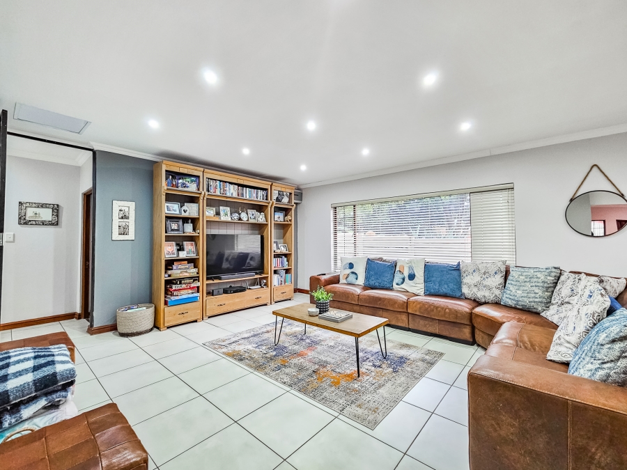 4 Bedroom Property for Sale in Faerie Glen Gauteng