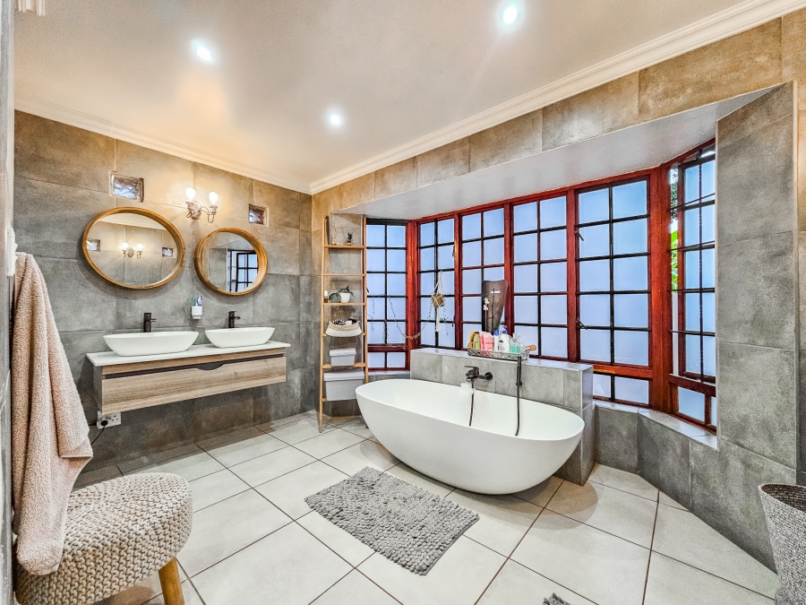 4 Bedroom Property for Sale in Faerie Glen Gauteng