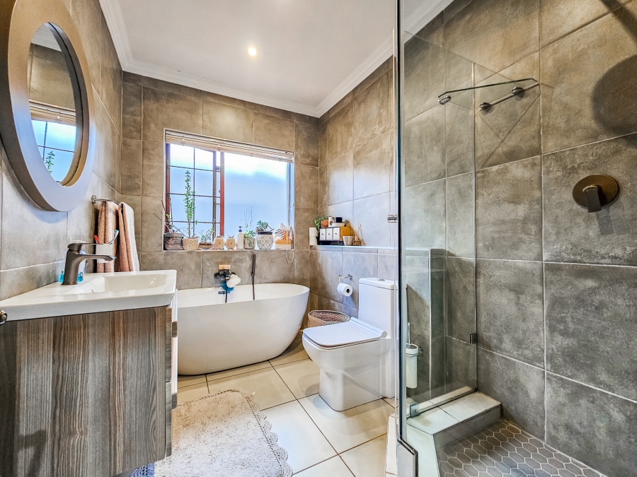 4 Bedroom Property for Sale in Faerie Glen Gauteng