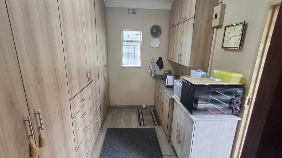 6 Bedroom Property for Sale in Dorandia Gauteng