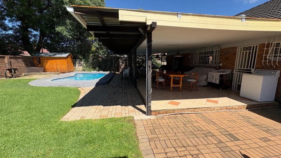 3 Bedroom Property for Sale in Bardene Gauteng