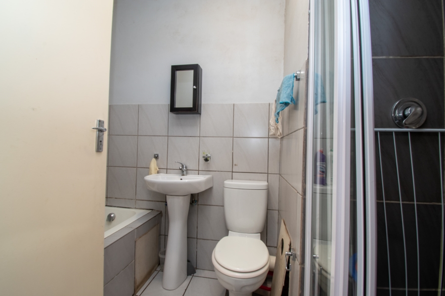 2 Bedroom Property for Sale in Die Hoewes Gauteng