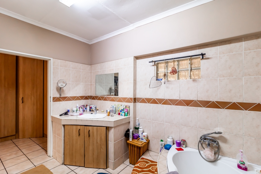 5 Bedroom Property for Sale in Rietfontein Gauteng