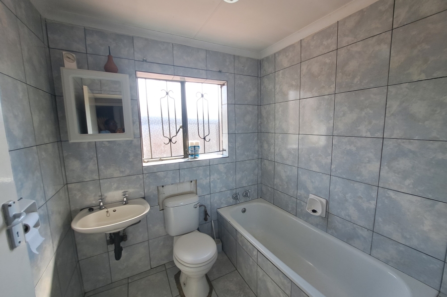 To Let 2 Bedroom Property for Rent in Moroka North Gauteng