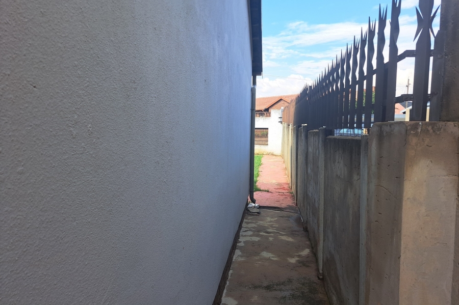 To Let 2 Bedroom Property for Rent in Moroka North Gauteng