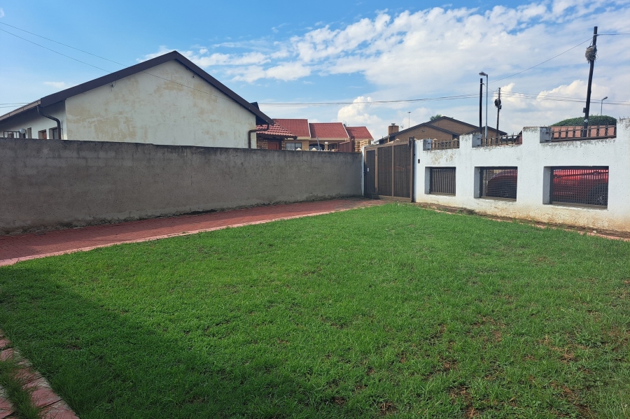 To Let 2 Bedroom Property for Rent in Moroka North Gauteng