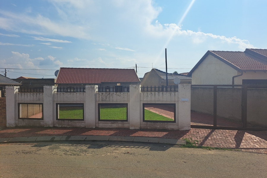 To Let 2 Bedroom Property for Rent in Moroka North Gauteng