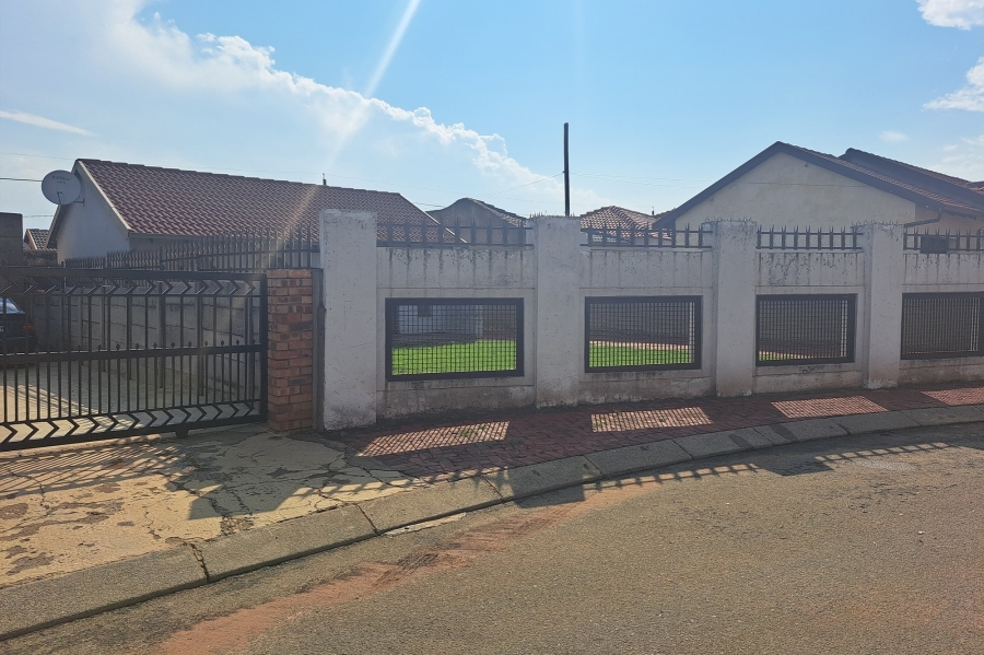 To Let 2 Bedroom Property for Rent in Moroka North Gauteng