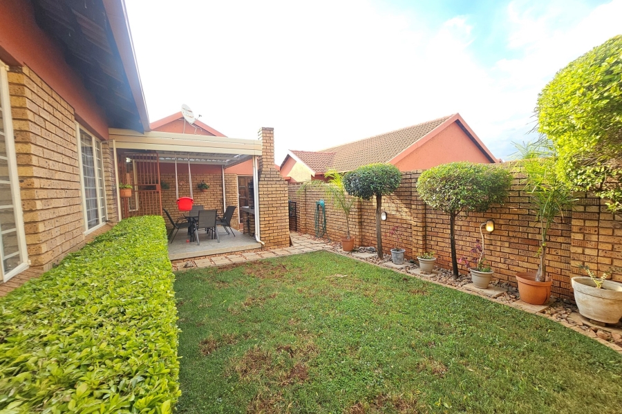 2 Bedroom Property for Sale in Magalieskruin Gauteng