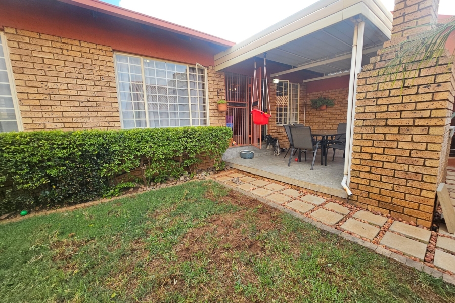 2 Bedroom Property for Sale in Magalieskruin Gauteng
