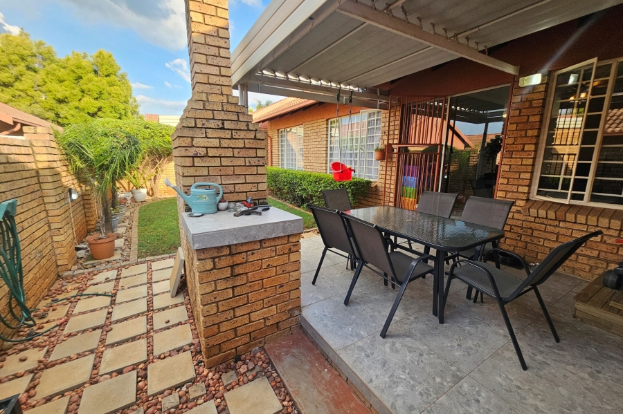 2 Bedroom Property for Sale in Magalieskruin Gauteng