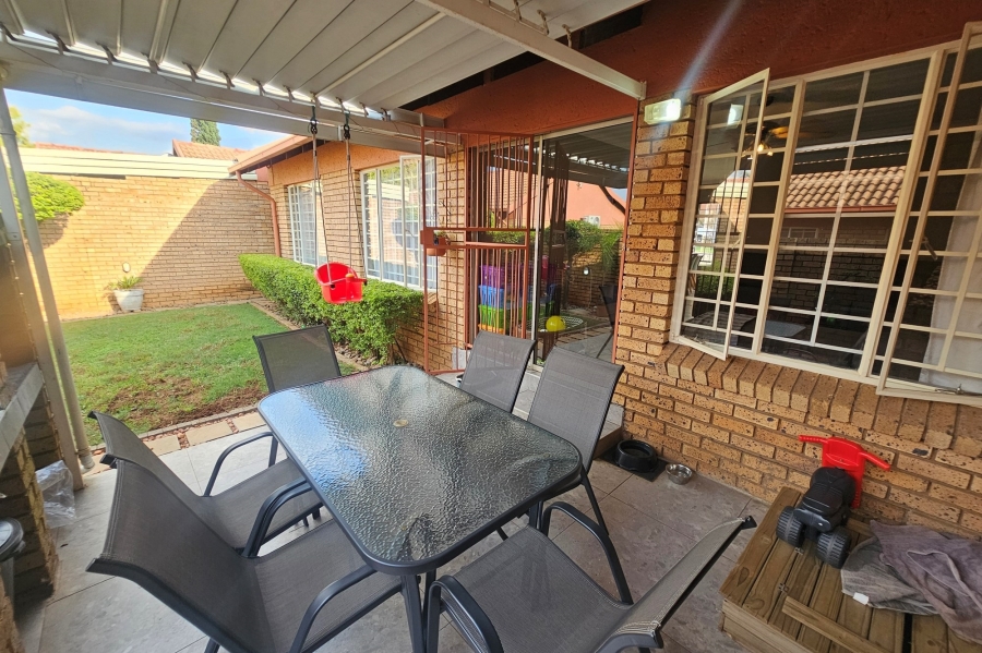 2 Bedroom Property for Sale in Magalieskruin Gauteng