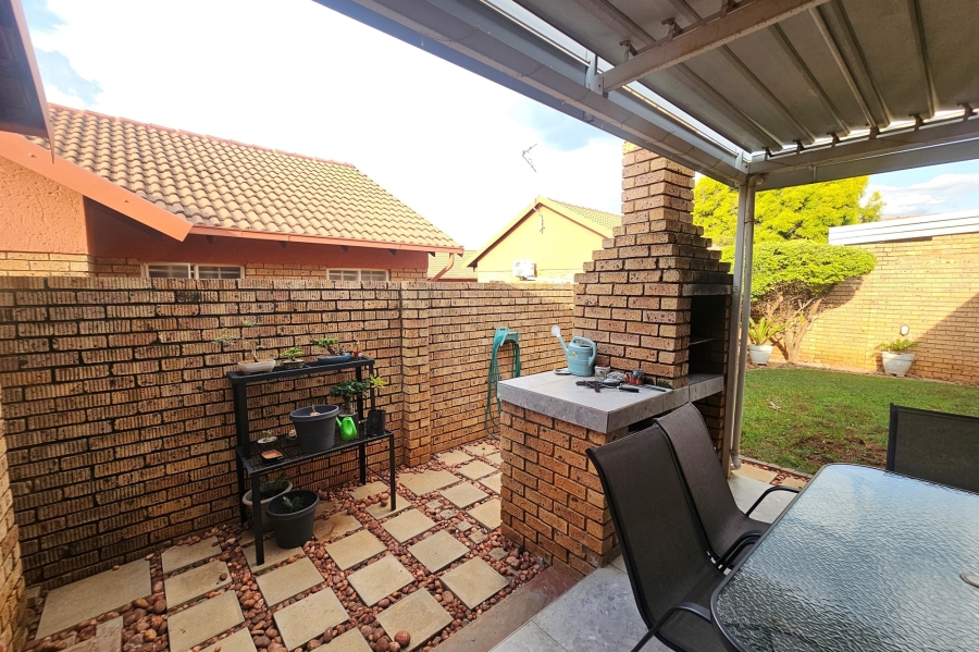 2 Bedroom Property for Sale in Magalieskruin Gauteng
