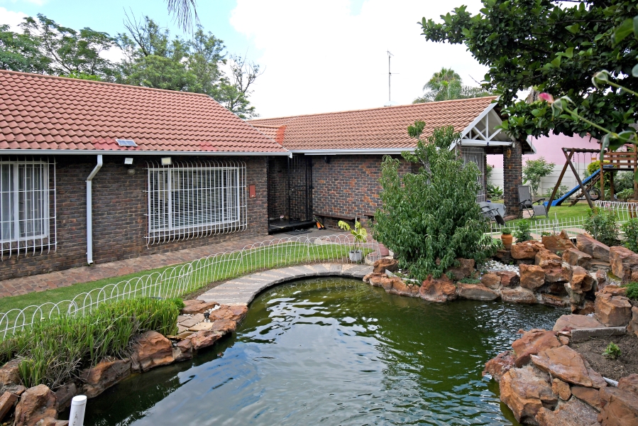 4 Bedroom Property for Sale in Vorna Valley Gauteng