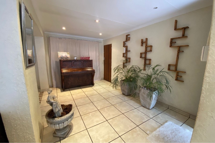 5 Bedroom Property for Sale in Allen Grove Gauteng