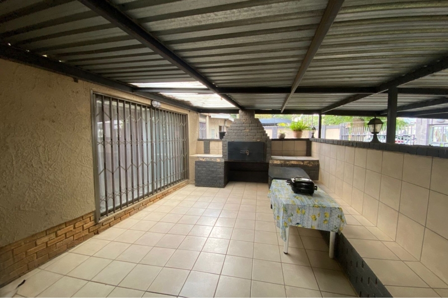 5 Bedroom Property for Sale in Allen Grove Gauteng