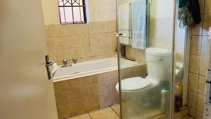 2 Bedroom Property for Sale in Chloorkop Gauteng