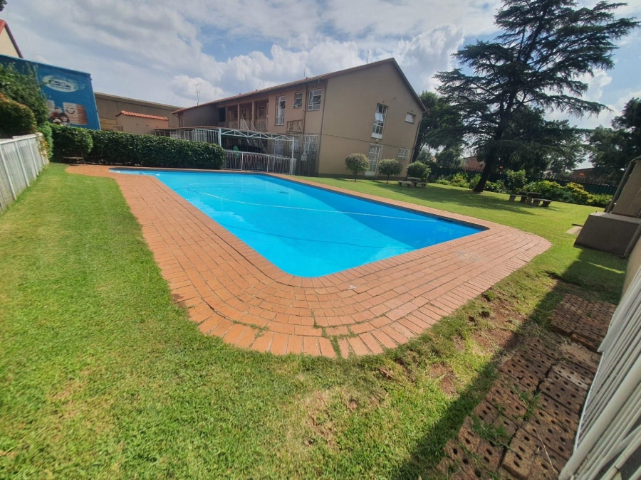 To Let 2 Bedroom Property for Rent in Brackenhurst Gauteng