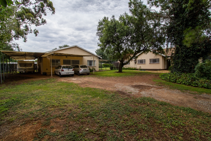 6 Bedroom Property for Sale in Golf View Gauteng