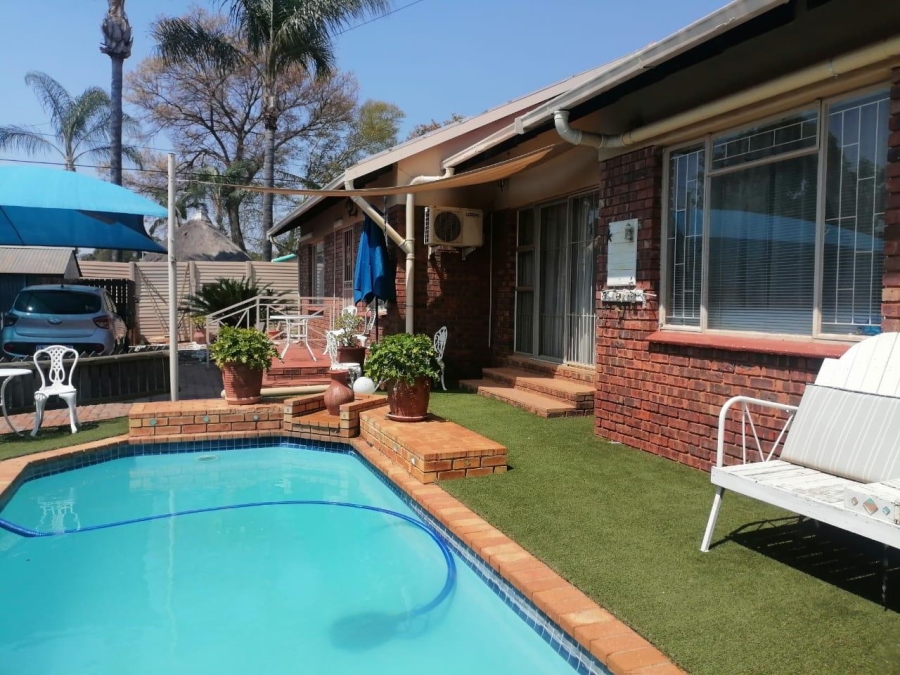9 Bedroom Property for Sale in Theresa Park Gauteng