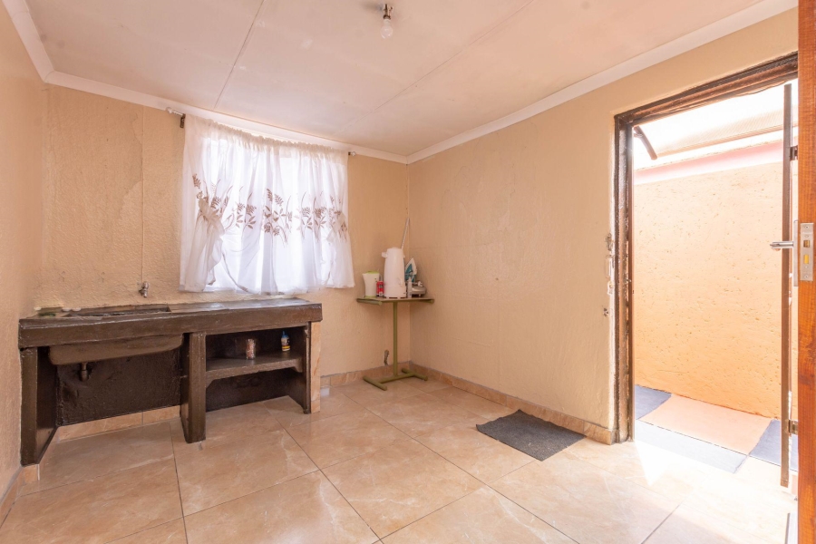 To Let 1 Bedroom Property for Rent in Jabavu Gauteng