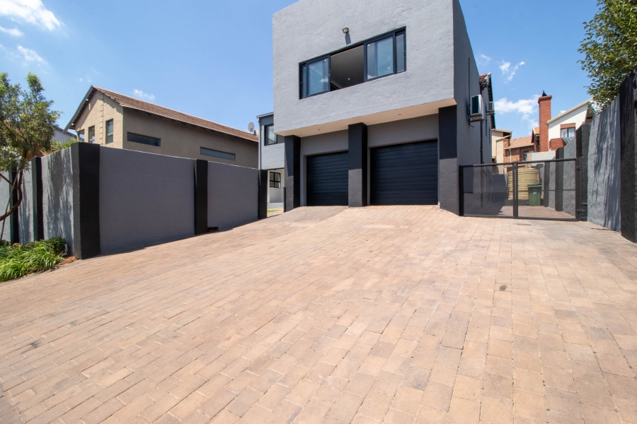 5 Bedroom Property for Sale in Olympus Country Estate Gauteng