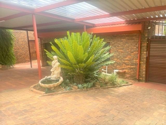 8 Bedroom Property for Sale in Silvertondale Gauteng