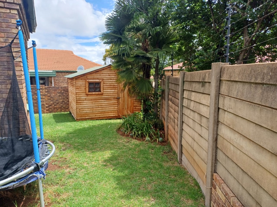 To Let 3 Bedroom Property for Rent in Die Hoewes Gauteng