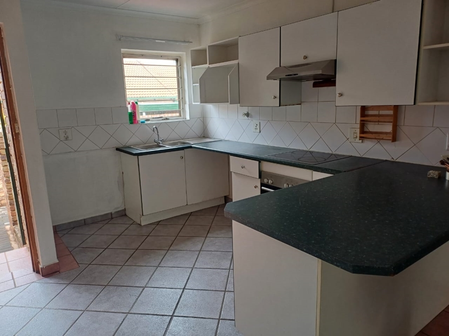 To Let 3 Bedroom Property for Rent in Die Hoewes Gauteng