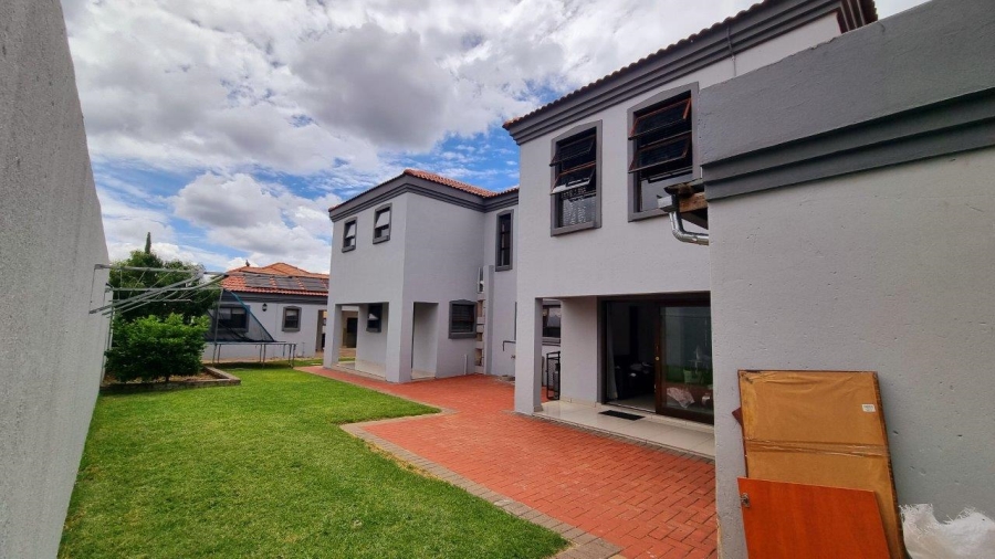 5 Bedroom Property for Sale in Crescent Wood Country Estate Gauteng