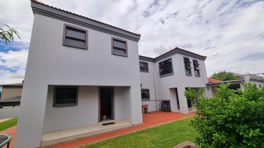 5 Bedroom Property for Sale in Crescent Wood Country Estate Gauteng