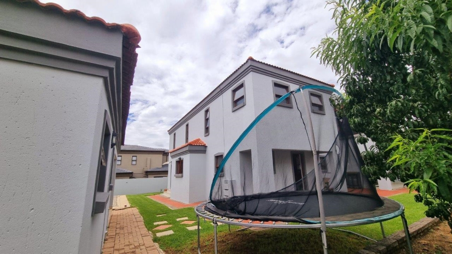 5 Bedroom Property for Sale in Crescent Wood Country Estate Gauteng