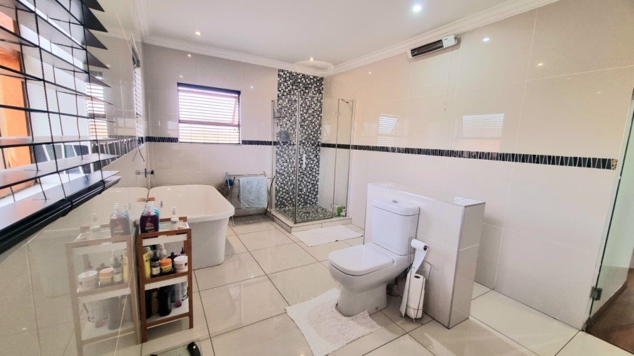 5 Bedroom Property for Sale in Crescent Wood Country Estate Gauteng