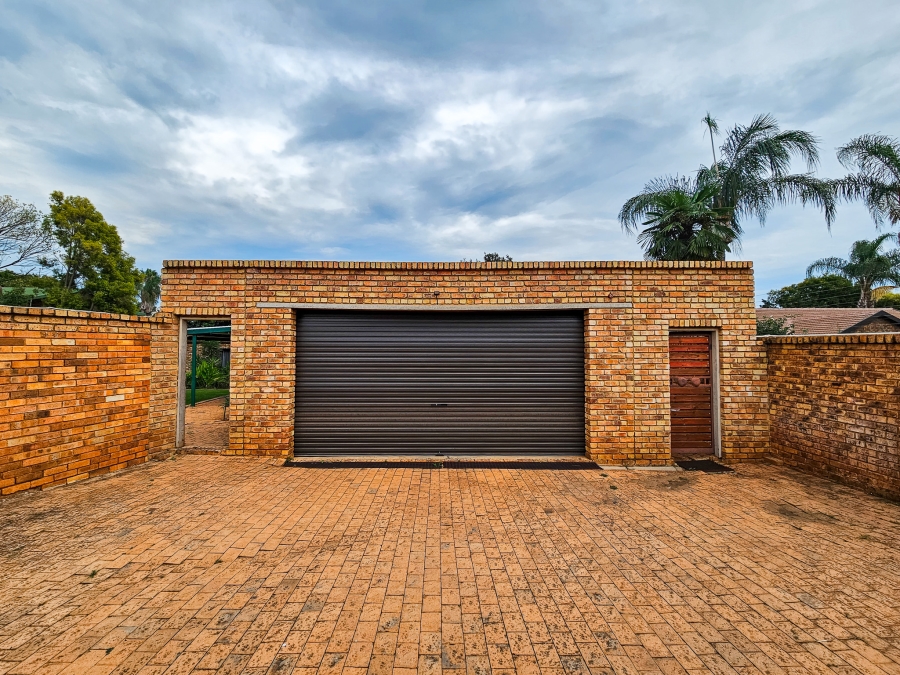 4 Bedroom Property for Sale in Faerie Glen Gauteng