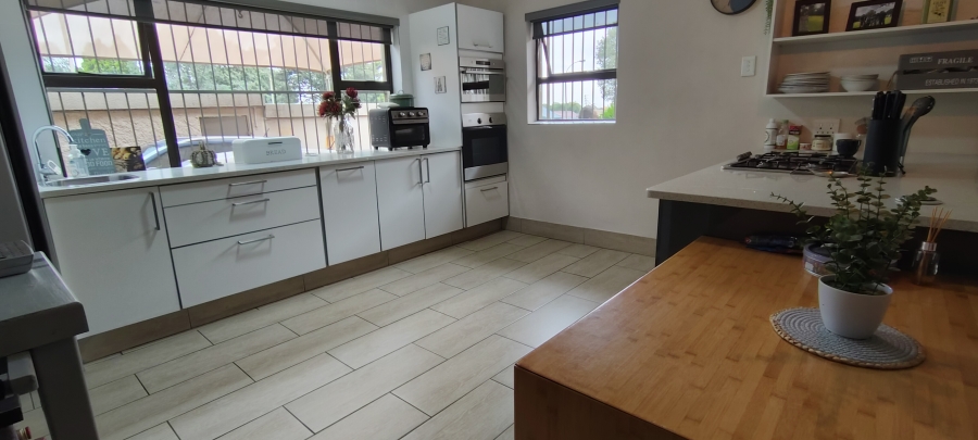 4 Bedroom Property for Sale in Verwoerdpark Gauteng