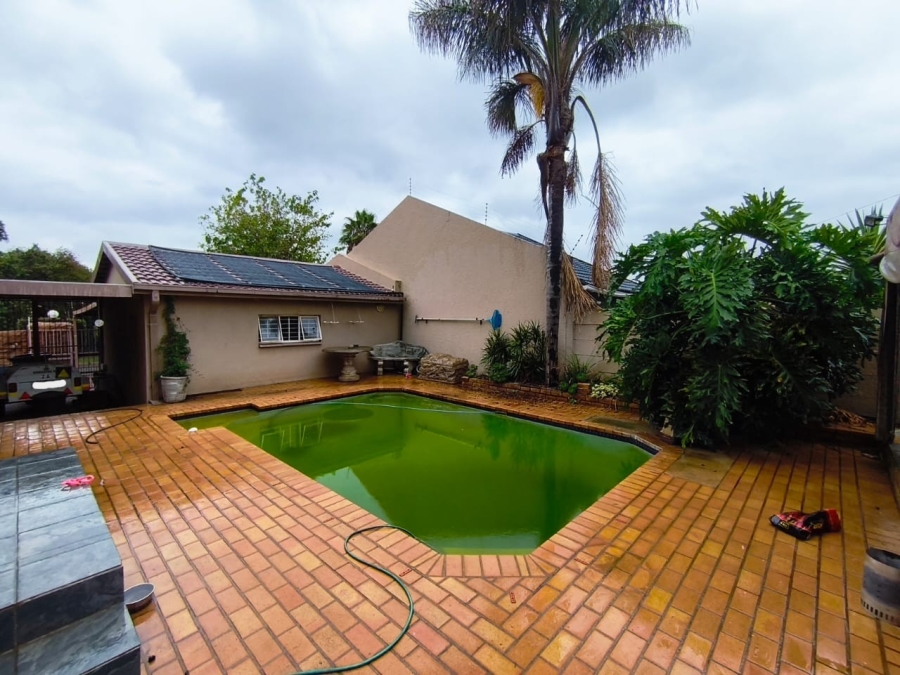 5 Bedroom Property for Sale in Verwoerdpark Gauteng