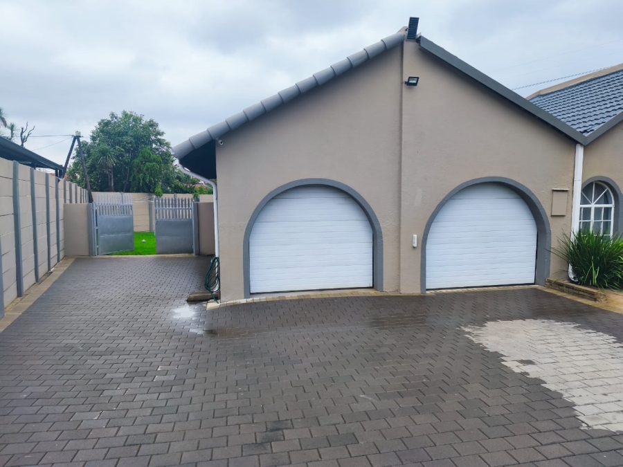 4 Bedroom Property for Sale in Verwoerdpark Gauteng