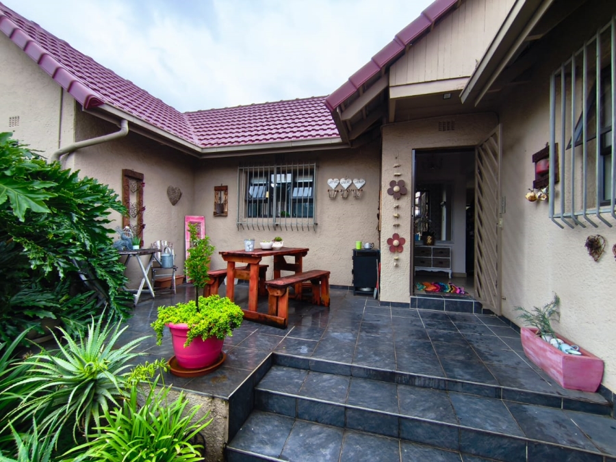 4 Bedroom Property for Sale in Verwoerdpark Gauteng