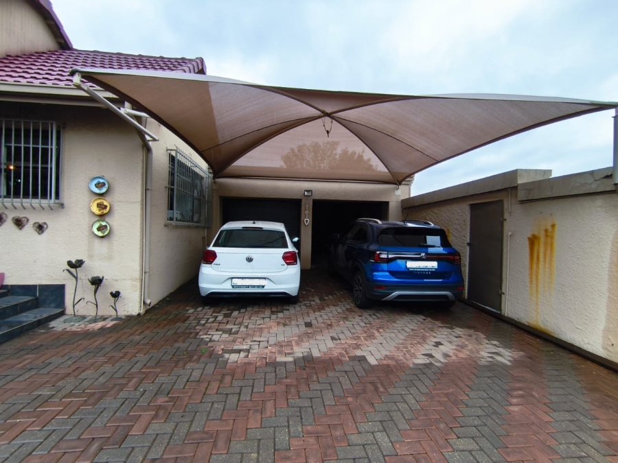 4 Bedroom Property for Sale in Verwoerdpark Gauteng