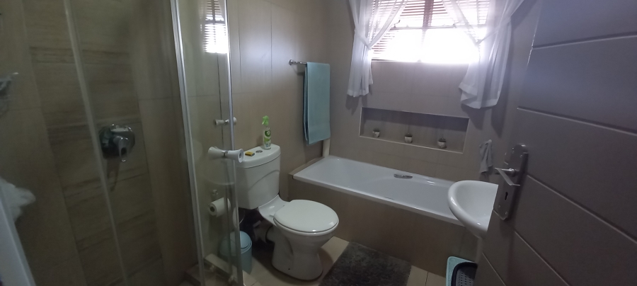 To Let 2 Bedroom Property for Rent in Moregloed Gauteng