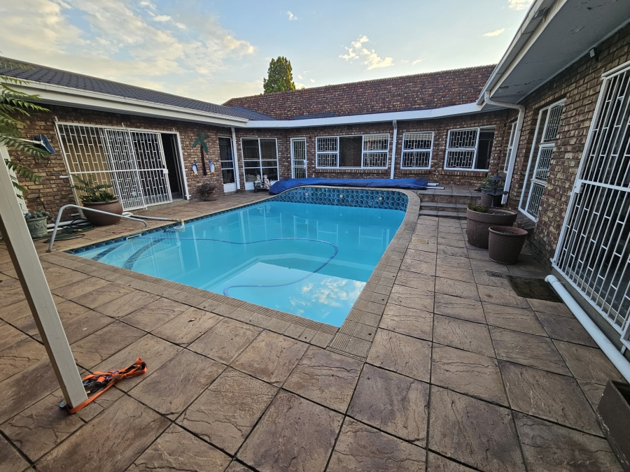 5 Bedroom Property for Sale in Vanderbijlpark SE 2 Gauteng