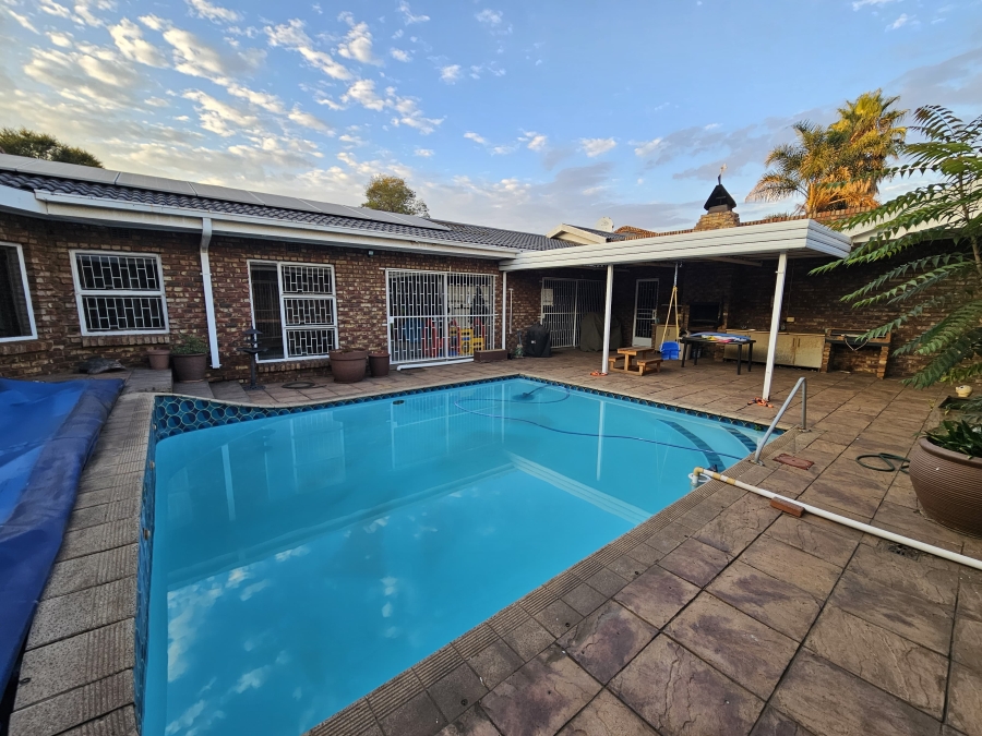 5 Bedroom Property for Sale in Vanderbijlpark SE 2 Gauteng