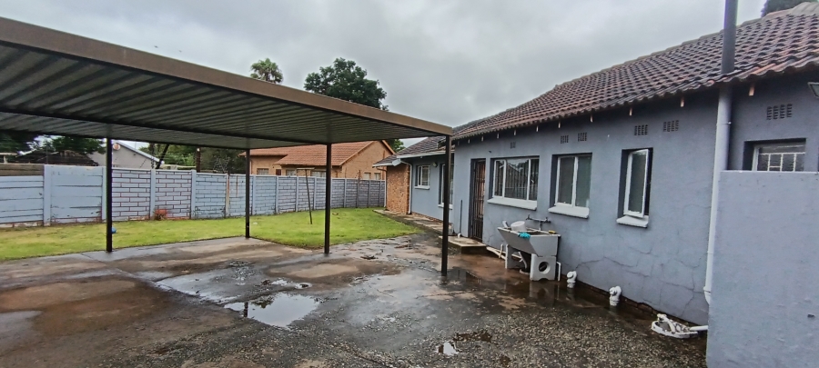 4 Bedroom Property for Sale in Crystal Park Gauteng