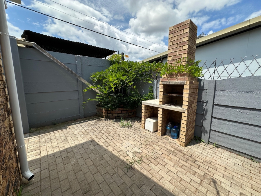 To Let 1 Bedroom Property for Rent in Moregloed Gauteng