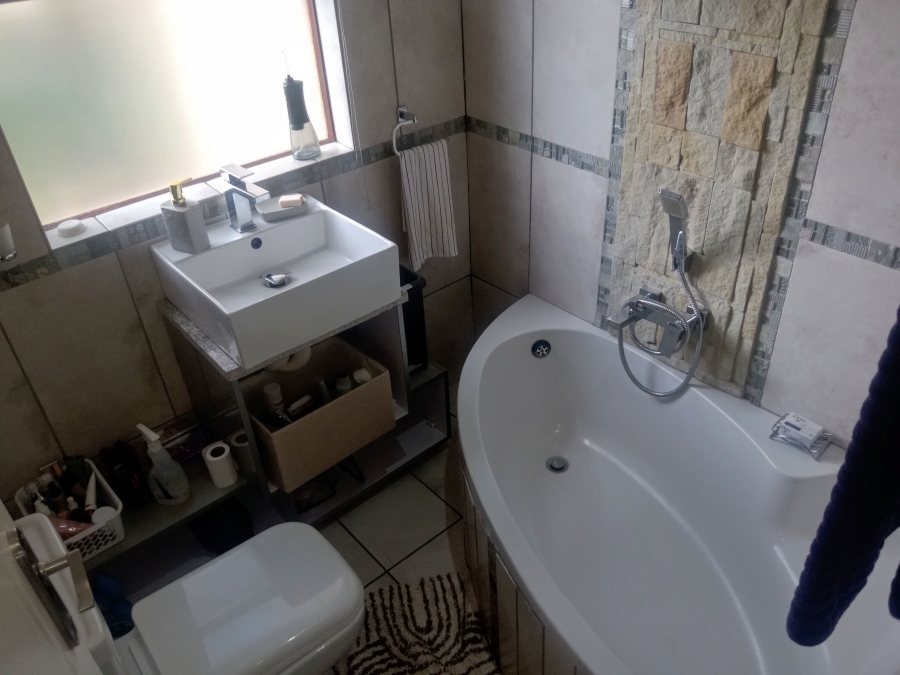 To Let 3 Bedroom Property for Rent in Rangeview Gauteng