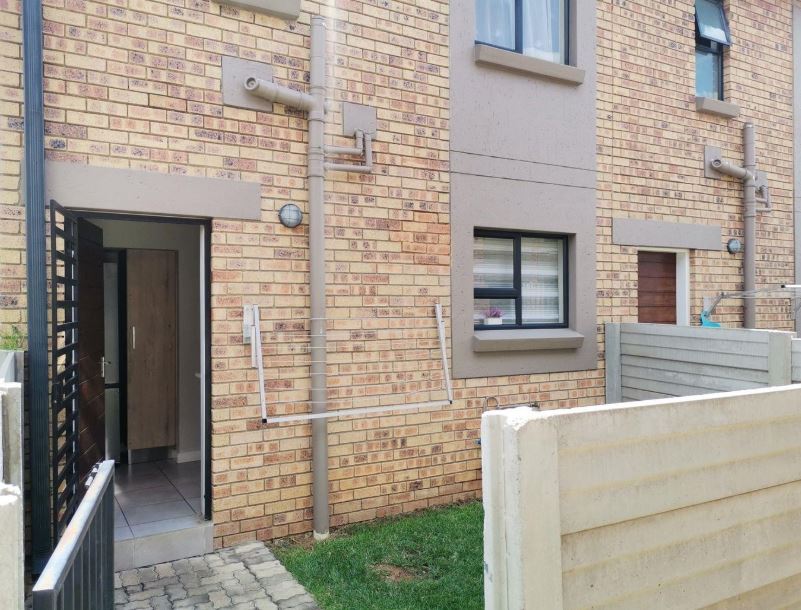 2 Bedroom Property for Sale in Albertsdal Gauteng