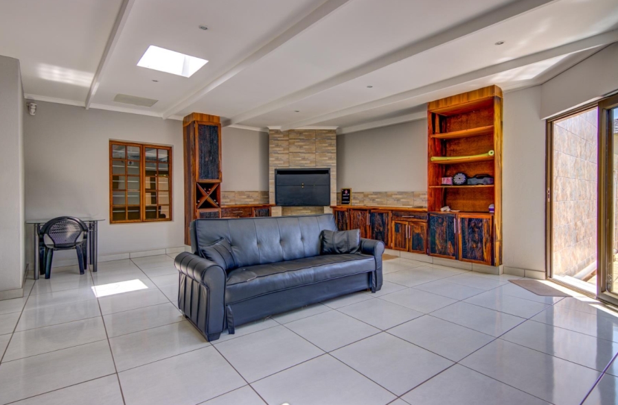 6 Bedroom Property for Sale in Edleen Gauteng