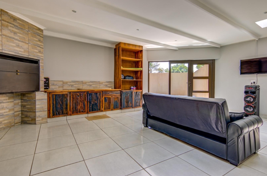 6 Bedroom Property for Sale in Edleen Gauteng