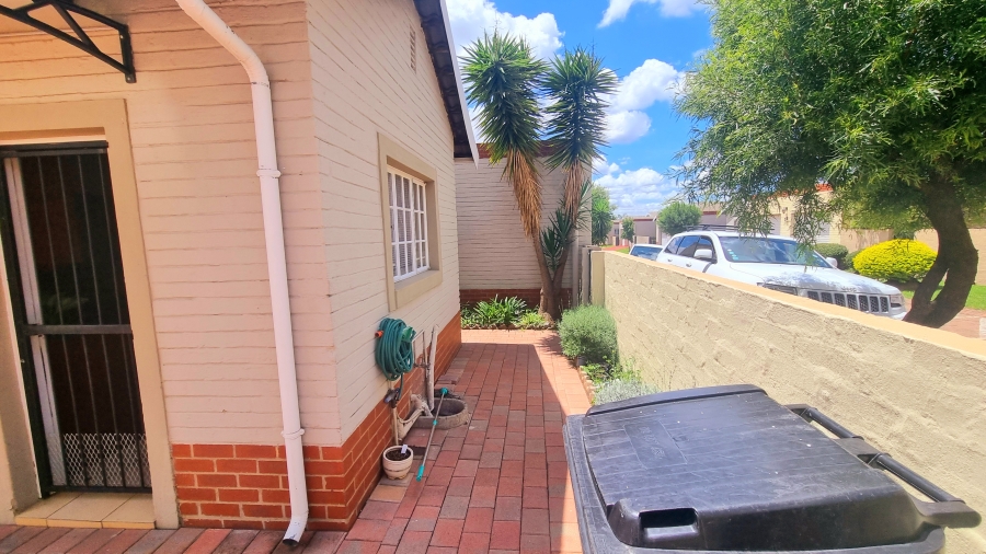 3 Bedroom Property for Sale in Noordwyk Gauteng