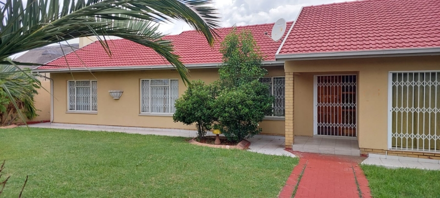 To Let 4 Bedroom Property for Rent in Verwoerdpark Gauteng